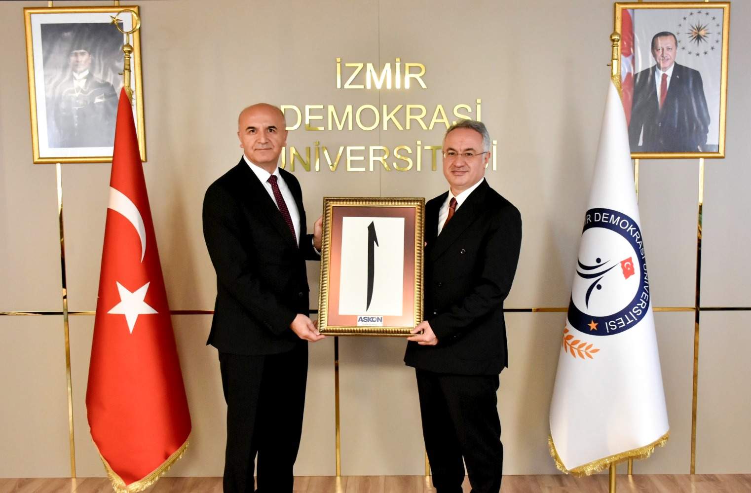 ASKON İzmir Şubesi Yönetim Kurulu Başkanı Ahmet KUTAY ve yönetim kurulu üyeleriyle, İzmir Demokrasi Üniversitesi Rektörü Sn. Prof. Dr. Selim KARAHASANOĞLU’nu makamında ziyaret etti.